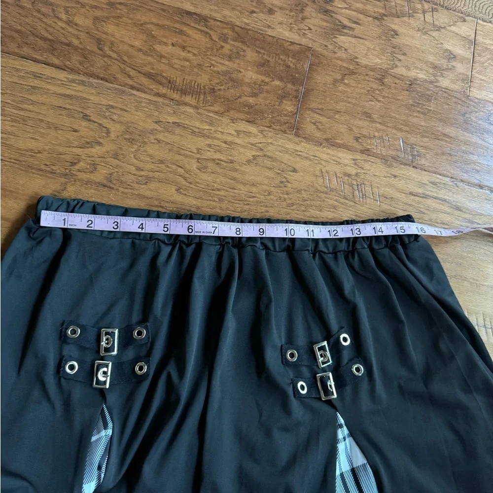 Black Pleated Style Buckle‎ Skirt - Picture 6 of 8